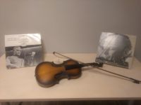 Na zdjciu skrzypce oraz dwie okadki pyt analogowych z utworami w wykonaniu Yehudi Menuchina 