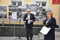 Na zdjęciu: na środku Dyrektor WBP w Olsztynie Andrzej Marcinkiewicz, z prawej Urszula Lech, konsul honorowy Republiki Litewskiej w Olsztynie. W tle prace autora wystawy.