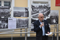 Na zdjęciu: Dyrektor WBP w Olsztynie Andrzej Marcinkiewicz otwierający wystawę. W tle zdjęcia Romualdasa Požerskisa.
