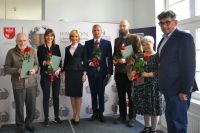 Od lewej: Erwin Kruk (zdobywca Wawrzynu 2015 przyznawanego przez Kapitu), Marta Szarejko (nominowana do Wawrzynu 2015), Wioletta lska-Zyk (Wicemarszaek Wojewdztwa Warmisko-Mazurskiego),  Jerzy Woniak (nominowany do Wawrzynu 2015), Marcin Cielecki (nominowany do Wawrzynu 2105), Joanna amej (zdobywczyni Wawrzynu 2015 przyznawanego przez czytelnikw), Wojciech Ogrodziski (dziennikarz). W tle bannery z logo WBP, Wawrzynu , Wojewdztwa, Ksinicy Polskiej.