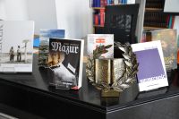 Na zdjciu statuetka Wawrzyn, za ni ustawione ksiki nominowane do Nagrody.