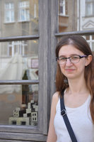 autorka wystawy Katarzyna Miściur na tle okna Wypożyczalni Literatury Pięknej i Obcojęzycznej, w oknie ceramika