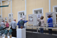 goście wystawy oglądają prace Sylwestra Rutkowskiego