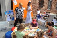 Dzieci rysuj olsztyskie kamieniczki, z ktrych powstaje Kopertowe miasto