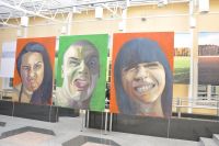 Trzy obrazy Ewy Fidut przedstawiajce ludzkie twarze.