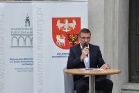 Prezydent Olsztyna Piotr Grzymowicz czyta fragment powieci