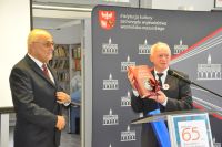 Przekazanie prezentu z okazji Jubileuszu Wojewdzkiej Bibliotece Publicznej w Olsztynie przez Sawomira Sadowskiego, Wicewojewod Warmisko-Mazurskiego