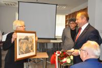 Maria Skurpska - prezes Zarzdu Gwnego przekazuje obraz zastpcy prezydenta Olsztyna Ryszardowi Kuciowi 