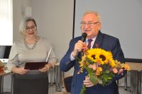 Wrczenie kwiatw Marii Skurpskiej - prezes Zarzdu Gwnego przez Burmistrza Barczewa Lecha Jana Nitkowskiego