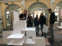 Uczestnicy warsztatw ogldaj zrealizowany obiekt architektoniczny