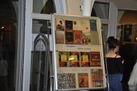 Wystawa w gablocie zatytuowana „Muzykalia w bibliotece”
