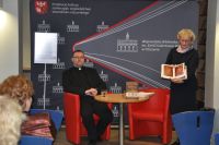 Prowadzca spotkanie prof. Zoja Jaroszewicz-Pieresawcew pokazuje starodruk