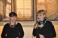 rozpoczęcie wernisażu, od lewej artystka Katarzyna Kaczmarek i Monika Kowalewska z WBP w Olsztynie