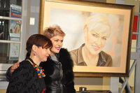 Katarzyna Kaczmarek wraz z modelką przy obrazie