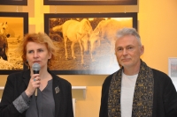 Rozpoczcie wernisau, od lewej Iwona Boliska-Walendzik z WBP w Olsztynie i artysta Jerzy Safijaski