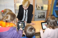 Dzieci korzystaj z warsztatw Nauka Klik z wykorzystaniem iPadw