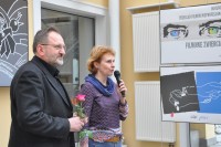Rozpoczcie wernisau, od lewej artysta Zenon Kowalczyk oraz przy mikrofonie Iwona Boliska-Walendzik z WBP w Olsztynie, w tle plakaty