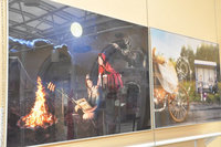 dwie fotografie ilustrujce banie „Czerwony Kapturek” i „Kopciuszek”