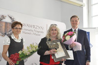 Alicja Bykowska-Salczyska odbiera nagrod WAWRZYN 2016 za ksik „Cno”