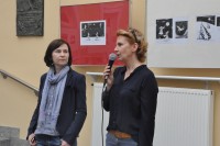 Rozpoczcie wernisau, od lewej artystka Ewa Pazyna, obok przy mikrofonie Iwona Boliska-Walendzik z WBP