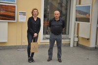 Rozpoczcie wernisau, od prawej fotograf Marek Kojro, obok kurator wystawy Iwona Boliska-Walendzik z WBP