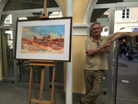 artysta Edward Ratuszyński na tle swojej pracy