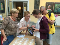 Uczestnicy biorą udział w zabawach interaktywnych na tabletach