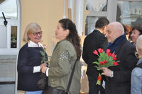 Autorka przyjmuje gratulacje i kwiaty od przybyłych gości