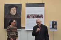 Wystpienie podczas spotkania, po lewej stronie Anita Romulewicz, Kierownik Pracowni Regionalnej WBP, po prawej ks. biskup Rudolf Baanowski