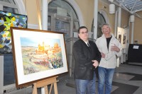 Edward Ratuszyski i Henryk Falkowski witaj goci spotkania przy obrazie artysty