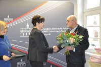 Dyrektor WBP Andrzej Marcinkiewicz dzikuje pani Marii wikliskiej za wieloletni prac na rzecz bibliotekarstwa w Suszu.