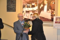 Chrzystka wrcza kwiaty Romanowi awrynowiczowi byemu Dyrektorowi WBP