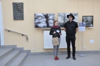 Otwarcie wystawy od lewej Pawe Oleszczuk oraz Iwona Boliska-Walendzik z WBP 