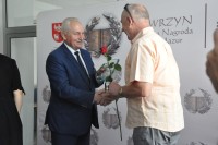 Ojciec Jakuba ulczyka odbiera Nagrod Czytelnikw za ksik „Wzgrze psw” z rk Marszaka Wojewdztwa Warmisko-Mazurskiego Gustawa Marka Brzezina.