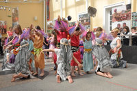 Na zdjęciu starsza grupa dzieci z Przedszkola Artystyczno-Teatralnego „Dorotka” w Olsztynie podczas występu.