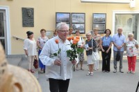 Na pierwszym planie Marek Agopsowicz uczestnik wystawy wrczajcy kwiaty, w tle Czonkowie KMF.