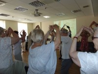 Uczestnicy spotkania, seniorzy, wykonuj egipski taniec.