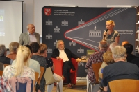Na zdjciu publiczno i autorzy ksiki od lewej Waldemar Mierzwa, Krzysztof Worobiec i Tekla urkowska.