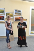 Na zdjciu autorka wystawy czyta swoj poezj, obok (po lewej) stoi Iwona Boliska-Walendzik z WBP.