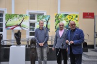 Na zdjciu autorzy Mieczysaw Wojtkowski (po lewej) i Marek Ramiski (po prawej), obok stoi Andrzej Marcinkiewicz dyrektor WBP.