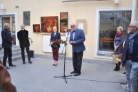 Dyrektor WBP Andrzej Marcinkiewicz wita artyst i goci w galerii
