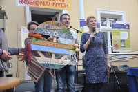 Artyści: Julita Wiench, Zbigniew Urbalewicz i Iwona Bolińska-Walendzik prezentują „Książkę –  obiekt”.