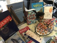 Na zdjciu zbiory biblioteki dotyczce Norwegii oraz brzowy, norweski ser brunost