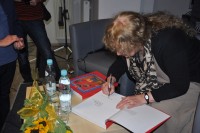 Krystyna Czerni podpisuje ksik