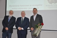 Tomasz Ciciski odbiera wyrnienie honorowe za walory edytorskie i poznawcze ksiki: 