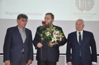 Wojciech Hieronymus Borkowski odbiera Nagrod Czytelnikw za ksik 