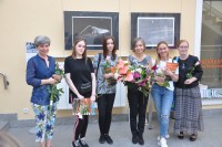prof. Magorzata Chomicz razem ze studentkami biorcymi udzia w wystawie
