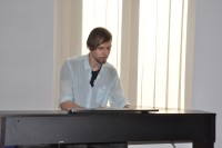 Philip Shpartov grajcy swoje kompozycje na pianinie