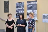 Powitanie goci: autorka wystawy Zofia Puszcz, Anna Puszcz i Iwona Boliska-Walendzik