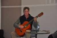 Pawe Jaszczuk gra na gitarze i piewa